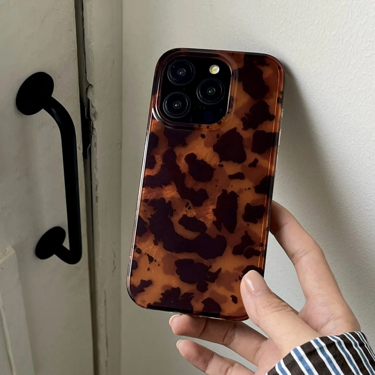 غطاء هاتف بتصميم كهرماني عتيق  - مراجعة Phone Cases Iphone 17 وسعره