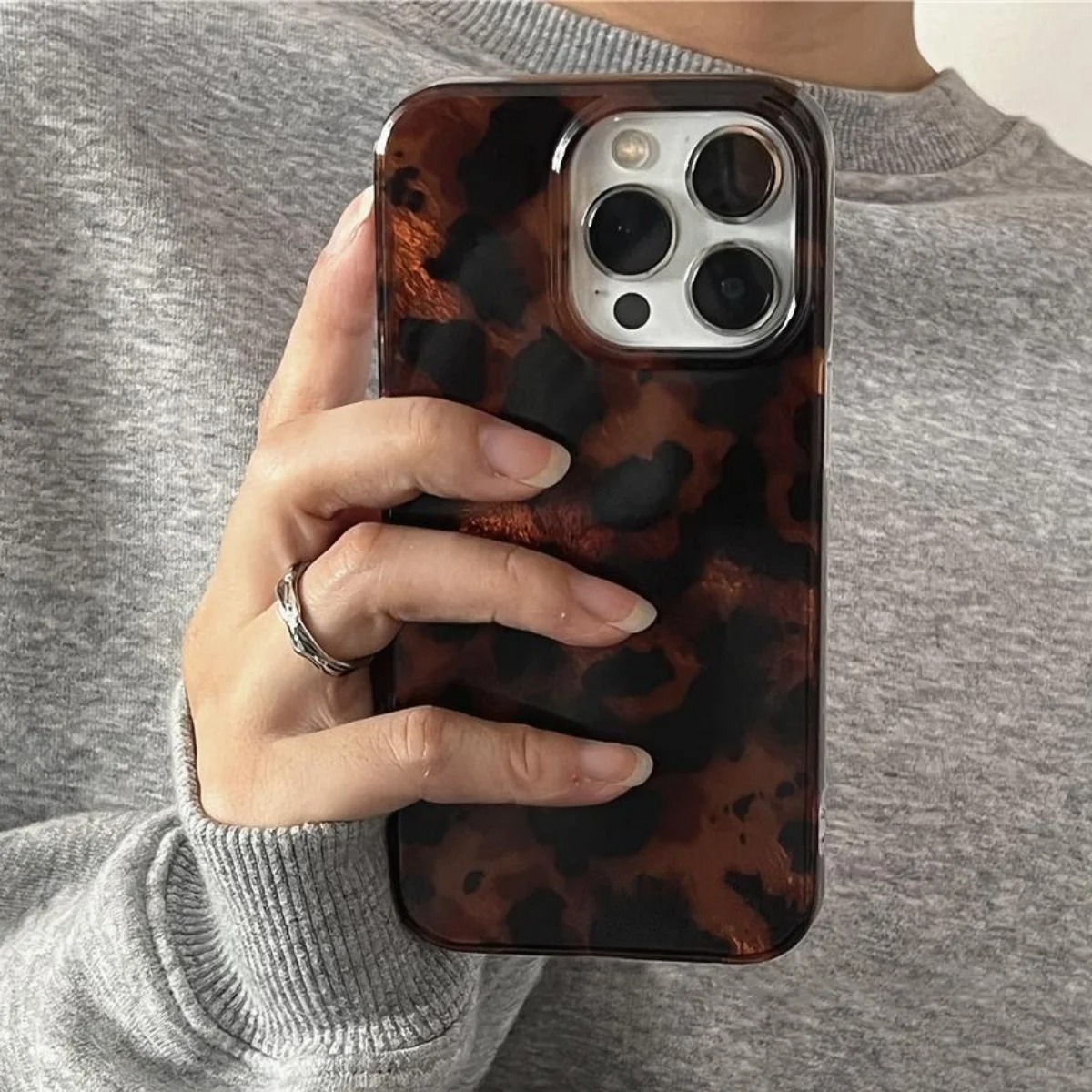 غطاء هاتف بتصميم كهرماني عتيق  - مراجعة Phone Cases Iphone 17 وسعره