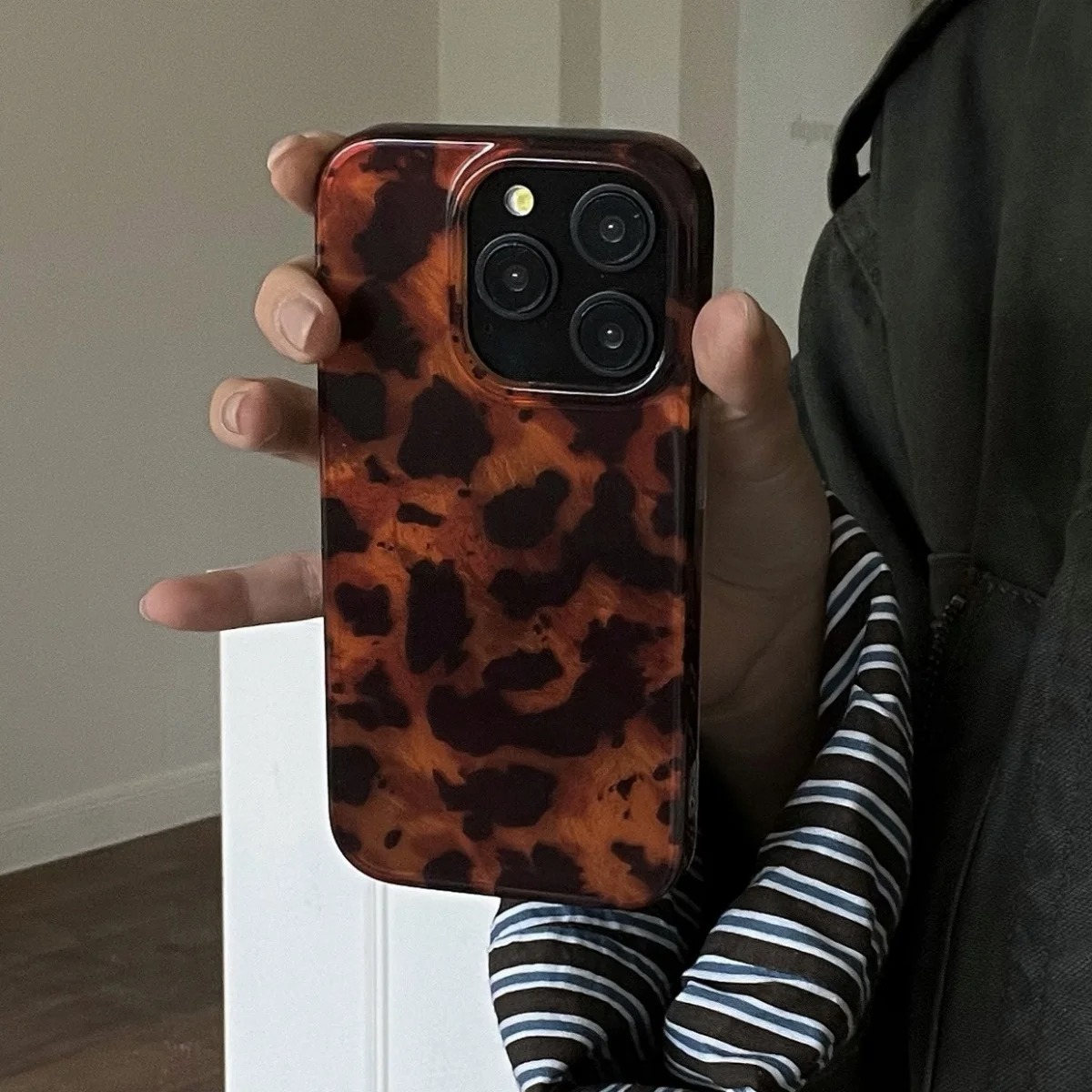 غطاء هاتف بتصميم كهرماني عتيق  - مراجعة Phone Cases Iphone 17 وسعره